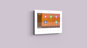 Preview: EV-7G-WS 7" Monitor in Weiß Touchscreen Bildspeicher WiFi Glasfront SIP Weiterleitung auf`s Smartphone unterstüzt Onvif IP Kameras Preview: EV-7G-WS 7-Zoll Weißer Innenmonitor mit Glasoberfläche, WLAN, Touchscreen und PIP-Funktion, kompatibel mit EV Türsprechanlagen. Seitenansicht auf einer Wand